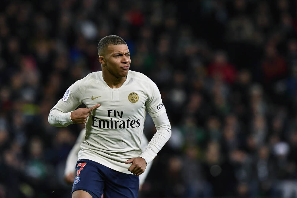 这柔韧性！瓦尔迪禁区内动作舒展甩头攻门，球稍稍偏出